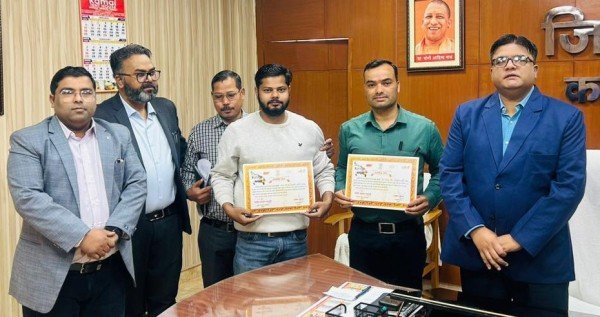 डीएम ने लेखपाल वेदप्रकाश दूबे और चंद्र प्रकाश को किया सम्मानित