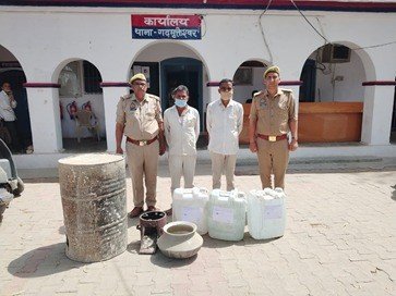 गढ़मुक्तेश्वर पुलिस ने अपमिश्रित/कच्ची शराब बनाने वाले 02 अभियुक्तों को किया गिरफ्तार, जिनके कब्जे से भारी मात्रा में कच्ची शराब व लहन तथा कच्ची शराब बनाने के उपकरण बरामद।