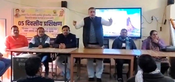 एक ‘दूसरे’ को ‘पटकनी’ देने ‘को’ कसी ‘कमर’