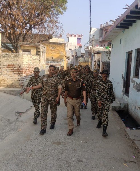 थाना बहादुरगढ़ प्रभारी सुरेश कुमार सिंह क्षेत्र में द्वारा अपने थाना क्षेत्र में पुलिस व पैरामिलिट्री फोर्स के साथ एरिया डोमिनेशन/फ्लैग मार्च किया गया