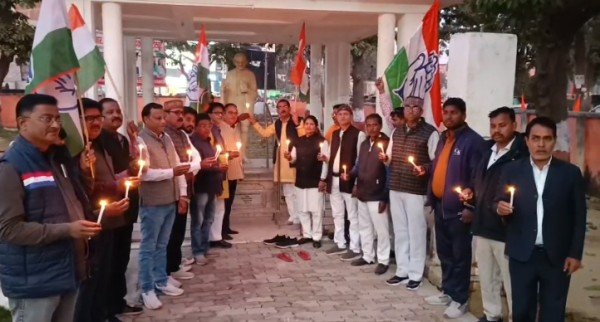 कैंडल जलाकर कांग्रेसियों ने की सामाजिक सौहार्द कायम रखने की प्रार्थना