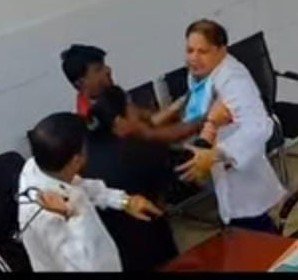 सीएमएस ने डाक्टर के मुंह पर जोरदार जड़ा थप्पड़