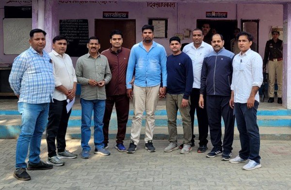 विजिलेंस की टीम ने लेखपाल को 8000 हजार रुपए की रिश्वत लेते  गिरफ्तार किया