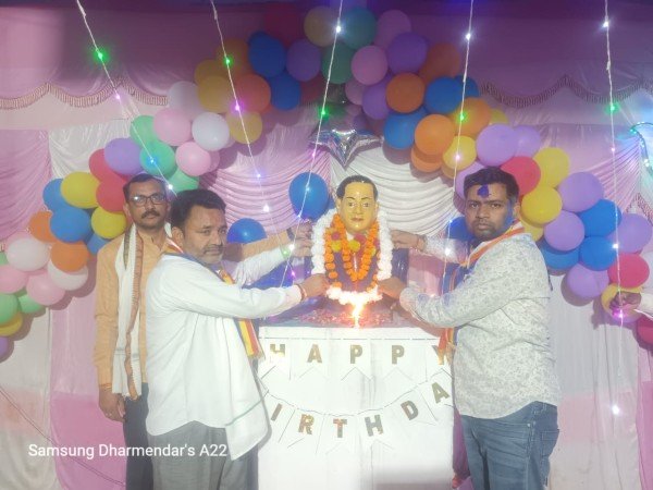 हर्ष उल्लास के साथ मनाई गई अंबेडकर जयंती भीम अनुयायियों 133 वीं जयंती केक काटकर मनाई