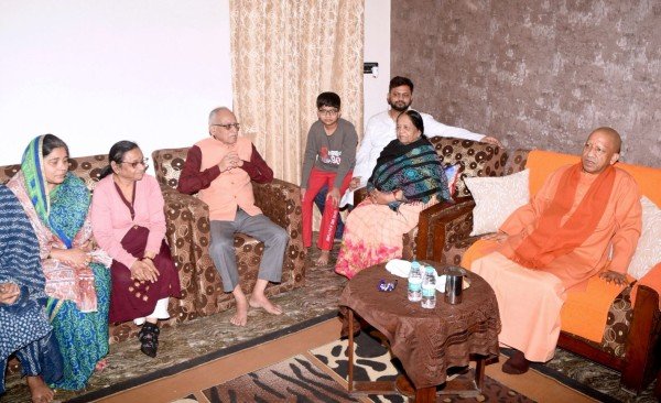 ओएसडी प्रखर वर्मा के घर पहुंचे सीएम, दिवंगत पिता को दी श्रद्धांजलि