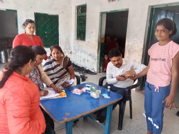 स्वास्थ्य विभाग की टीम किशोरियों को दवाएं एवं जांच करते हुए