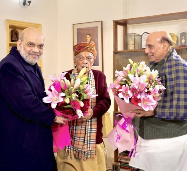 केंद्रीय रक्षा मंत्री राजनाथ सिंह और केंद्रीय गृह मंत्री अमित शाह नेता डॉ. मुरली मनोहर जोशी के 92वें जन्मदिवस पर उन्हें बधाई और शुभकामनाएं दीं।