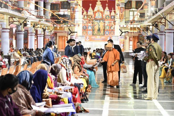 सीएम योगी आदित्यनाथ ने आज गोरखनाथ मंदिर में जनता दर्शन लगाया