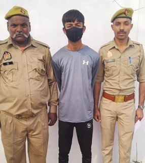 कपूरपुर पुलिस ने ई-रिक्शा चालक की हत्या की घटना में फरार/वांछित चल रहे अभियुक्त को किया गिरफ्तार, जिसके कब्जे से मृतक का आधार कार्ड बरामद।