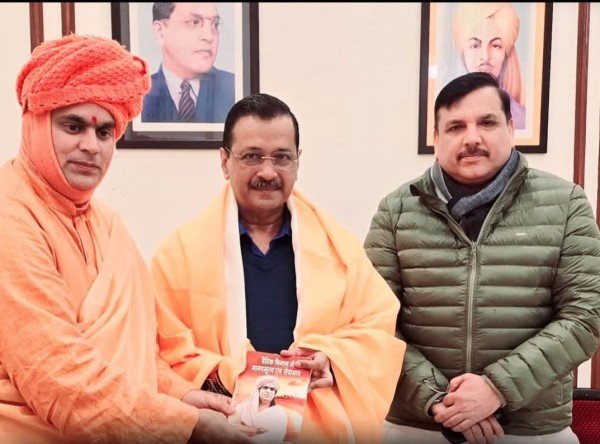 स्वामी चक्रपाणि जी महाराज ने शुक्रवार को दिल्ली के पूर्व मुख्यमंत्री अरविंद केजरीवाल से मुलाकात की।