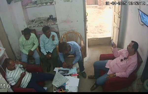 विधायक के दंबगों पर कांग्रेस नेता ने लगाया घर लूटने का आरोप