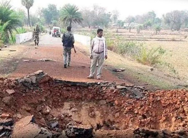 छत्तीसगढ़ के बीजापुर जिले में नक्सलियों ने एक बड़ी घटना को अंजाम दिया है