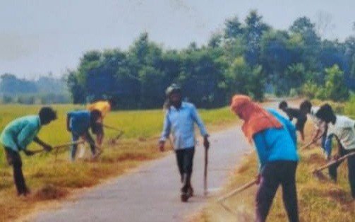 गणतंत्र दिवस को मनरेगा में खूब चला फर्जी फावड़ा