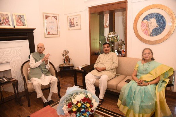 केंद्रीय मंत्री श्री नितिन गडकरी जी ने वरिष्ठ नेता भारत रत्न श्री लालकृष्ण आडवाणी जी से मिल कर उनका आशीर्वाद लिया।