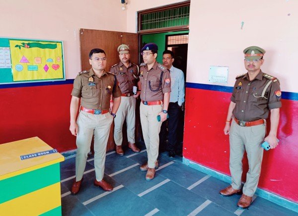 बहादुरगढ़ क्षेत्रांन्तर्गत चिन्हित *बी.एस इंटरनेशनल स्कूल का *भ्रमण कर व्यवस्थाओं को चेक किया गया एवं संबंधित को आवश्यक दिशा निर्देश दिए गए।_