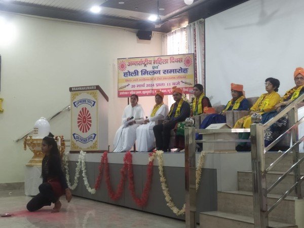 होली मिलन समारोह का हुआ आयोजन महिलाओं का हुआ सम्मान