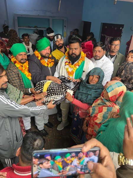 भारतीय किसान यूनियन बाबा के राष्ट्रीय अध्यक्ष मोहसिन उर्फ बबलू भैया के द्वारा कंबल वितरण अभियान चलाया गया