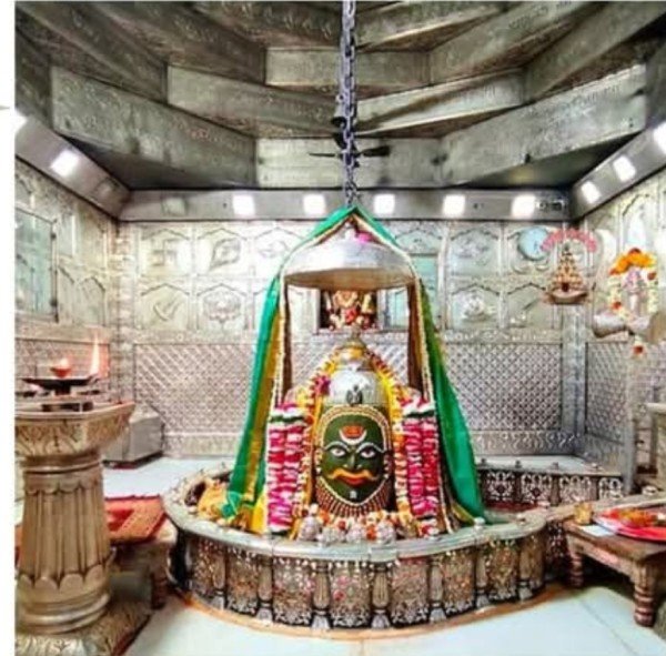 आज सोमवार के पावन दिन की शुरुआत उज्जैन के महाकालेश्वर मंदिर के दर्शन से करें।