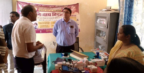 डीएम के निरीक्षण में सीएचसी मरवटिया में दरवाजे और खिड़खिंया ही नहीं मिली!