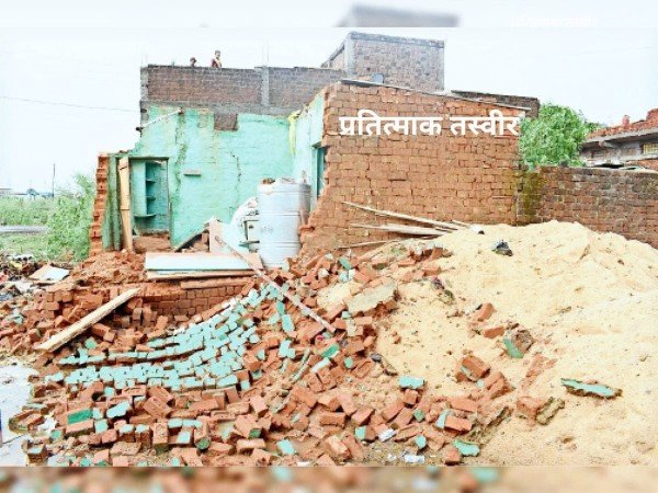 मकान गिरने से परिवार का छिना आशियाना
