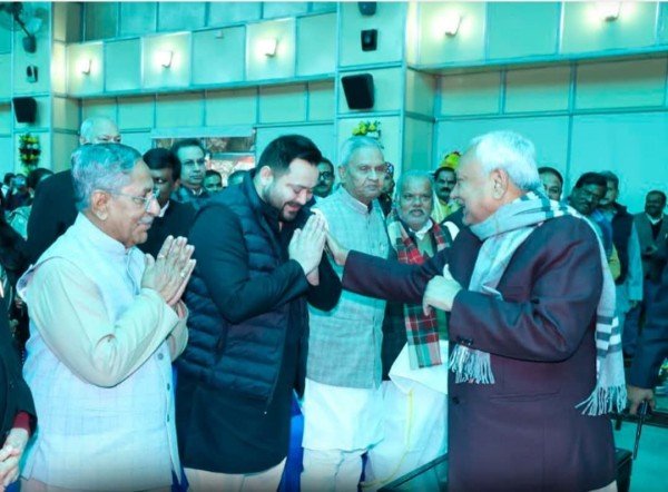 नीतीश कुमार और तेजस्वी यादव की आज की इस तस्वीर