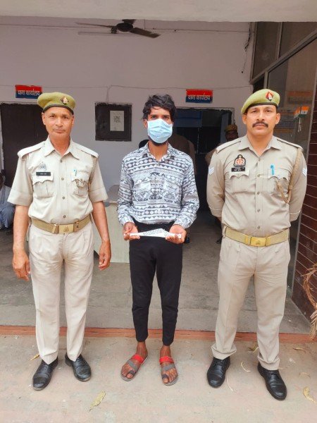 पुलिस ने एक युवक को क्या गिरफ्तार जिसके कब्जे से घटना में प्रयुक्त अवैध छुरी बरामद।