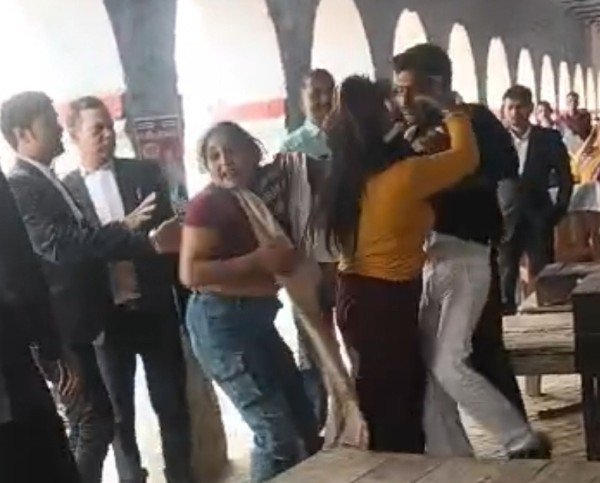 मुंह दिखाने लायक नहीं रहे वकील साहब, दो स्मार्ट महिलाओं ने की धुनाई!