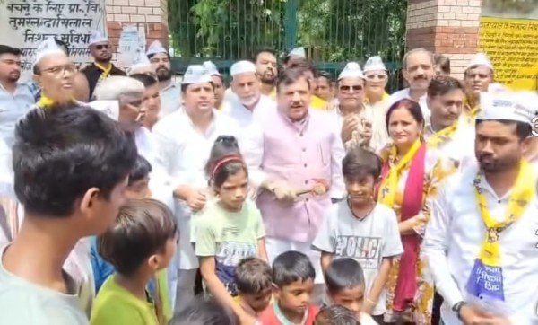 27000 सरकारी स्कूल बंद को लेकर संजय सिंह ने दिया हापुड़ में धरना