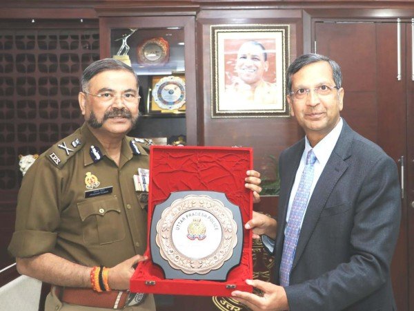 पुलिस महानिदेशक उ0प्र0 को पुलिस महानिदेशक एनआईए द्वारा शिष्टाचार भेंट कर दी गयी शुभकामनाएं