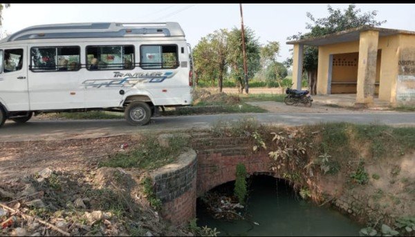 बरेली जैसे हादसे का इंतज़ार, फरीदा बांगर रजवाहे पर नहीं बनाई गई रेलिंग