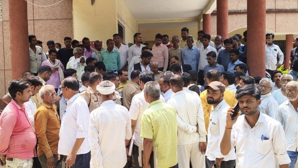 वकील ने एसडीएम को ऐसा तमाचा जड़ा, कि पूरा तहसील गूंज उठा!