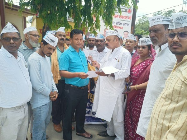 आम आदमी पार्टी ने प्राथमिक विद्यालय को बंद करने को लेकर विरोध प्रदर्शन किया