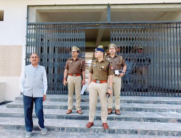 गढ़मुक्तेश्वर क्षेत्रांन्तर्गत चिन्हित डी.एम पब्लिक स्कूल का भ्रमण कर व्यवस्थाओं को चेक किया गया एवं संबंधित को आवश्यक दिशा निर्देश दिए गए।