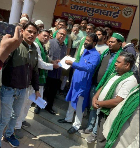 मुस्लिम समाज के साथ भाकियू के अध्यक्ष सलीम खान लोकेश कुमार राही ज्ञापन सौंपते हुए