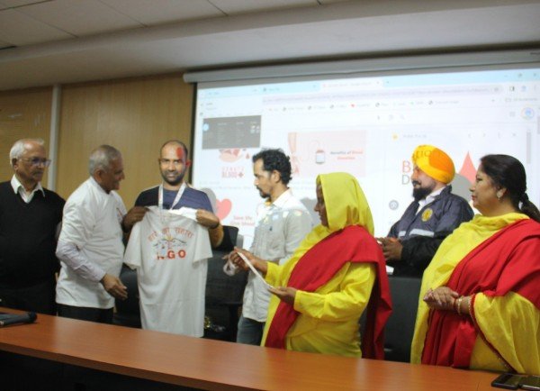 विश्वास फाउंडेशन की अध्यक्ष ने की हारे का सहारा एनजीओ की यूनिफॉर्म की लॉन्चिंग