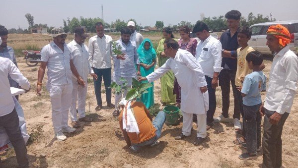 बलिदानी को जो सम्मान सांसद और विधायक नहीं दे पाए उसे प्रधान ने दिया