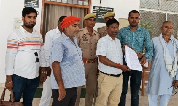 चकबंदी अधिकारियांे ने फर्जी तरीके से कर दिया बटवारा