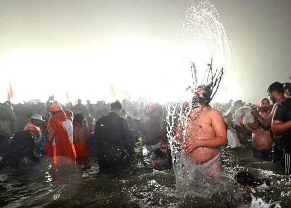 महाकुंभ के दौरान आज संगम तट पर प्रथम अमृत स्नान के लिए अखाड़ों के संन्यासियों का आगमन निरंतर जारी है।