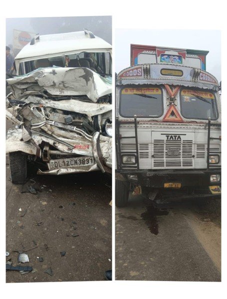 बोलेरो और ट्रक की टक्कर में दो सगे भाईयों   की मौत