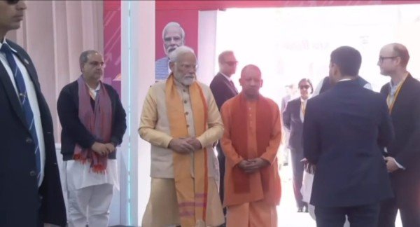 प्रधानमंत्री के मंच के सबसे आगे सीटिंग अरेंजमेंट