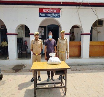 पुलिस ने चैकिंग के दौरान एक अभियुक्त को किया गिरफ्तार, जिसके कब्जे से करीब 05 किलोग्राम अवैध गांजा बरामद