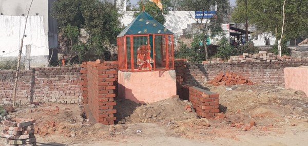 सरकारी रास्ते पर बीच में ही बना दिया धार्मिक स्थल, अधिकारी मौन