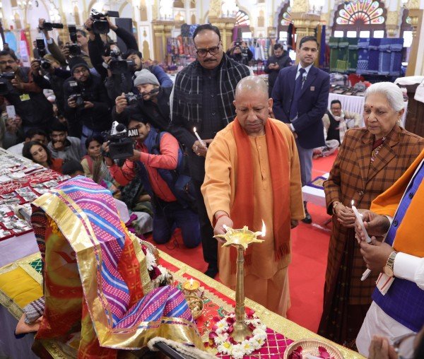 प्रधानमंत्री के वोकल फॉर लोकल की आधारशिला है हैंडीक्राफ्ट एग्जीबिशन: सीएम योगी