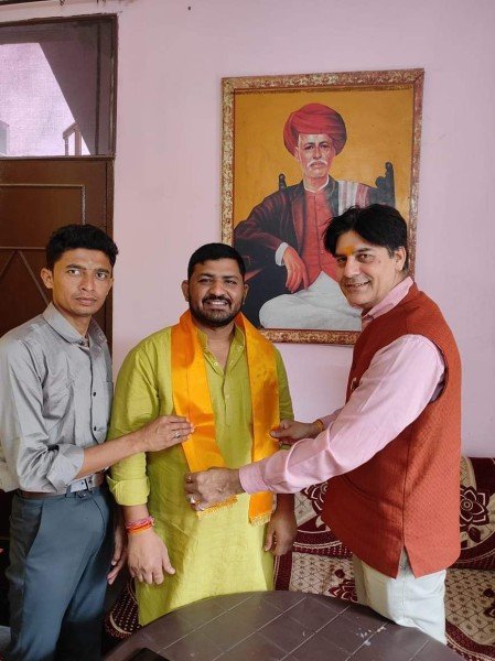 महात्मा फूले ब्रिगेड जयपुर में राष्ट्रीय संयोजकश्री सी पी सैनी जी के उनके कार्यालय पर मौजूदा चुनावी हालात पर चर्चा हुईं ।