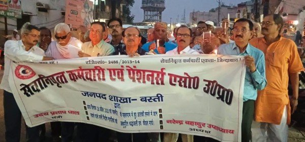 रिटायर्स कर्मियों का भी खौला खून, कैंडल मार्च निकाल दी श्रद्धांजलि