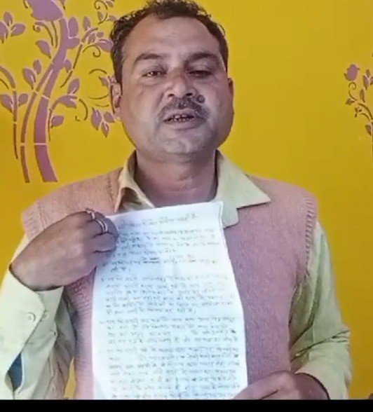 कनपटी पर तंमचा रखा, मारापीटा, पांच हजार, सोने की चैन, गाड़ी लेकर फरार