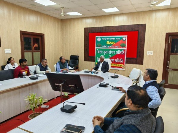 जिलाधिकारी ने की जिला गंगा, पर्यावरण और वृक्षारोपण समिति के संग बैठक