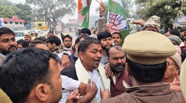 ‘वोट’ चोर गद्दी-छोड़,‘काग्रेस’ नेताओं का उग्र ‘प्रदर्शन’, भाजपा कार्यालय ‘घेरने’ की ‘कोशिश’