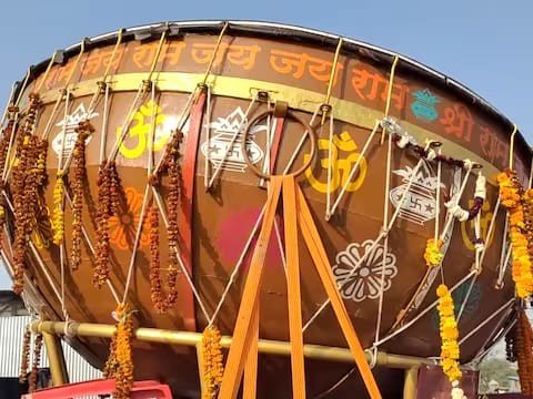 अयोध्या पहुंचा 1100 किलो का नगाड़ा