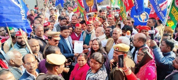 सपाईयों ने कहा अमित शाह की टिप्पणी से भाजपा का सच सामने आ गया